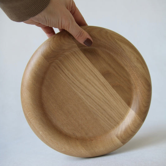 HOOLA – drewniana taca okrągła z litego drewna.