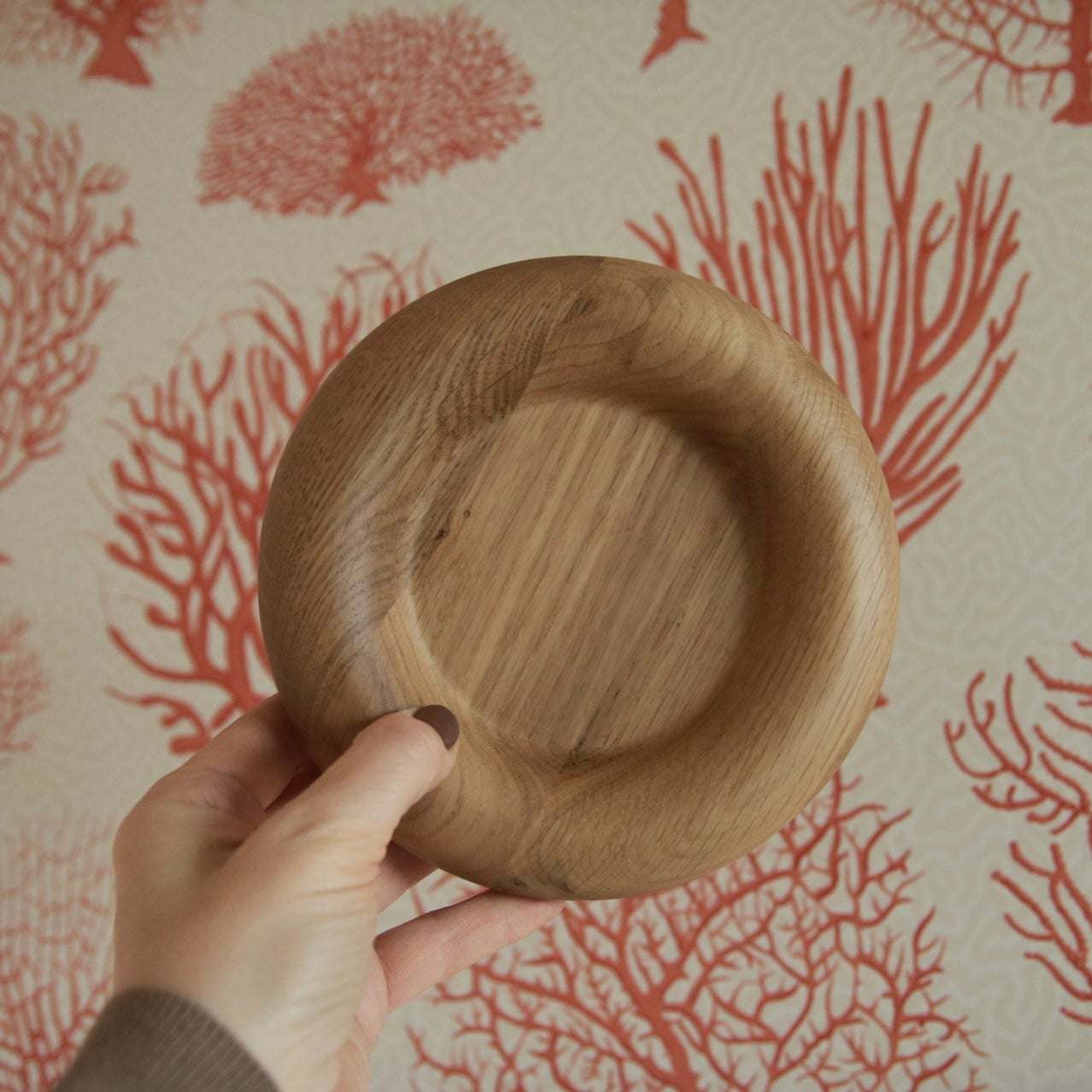 HOOLA – drewniana taca okrągła z litego drewna.