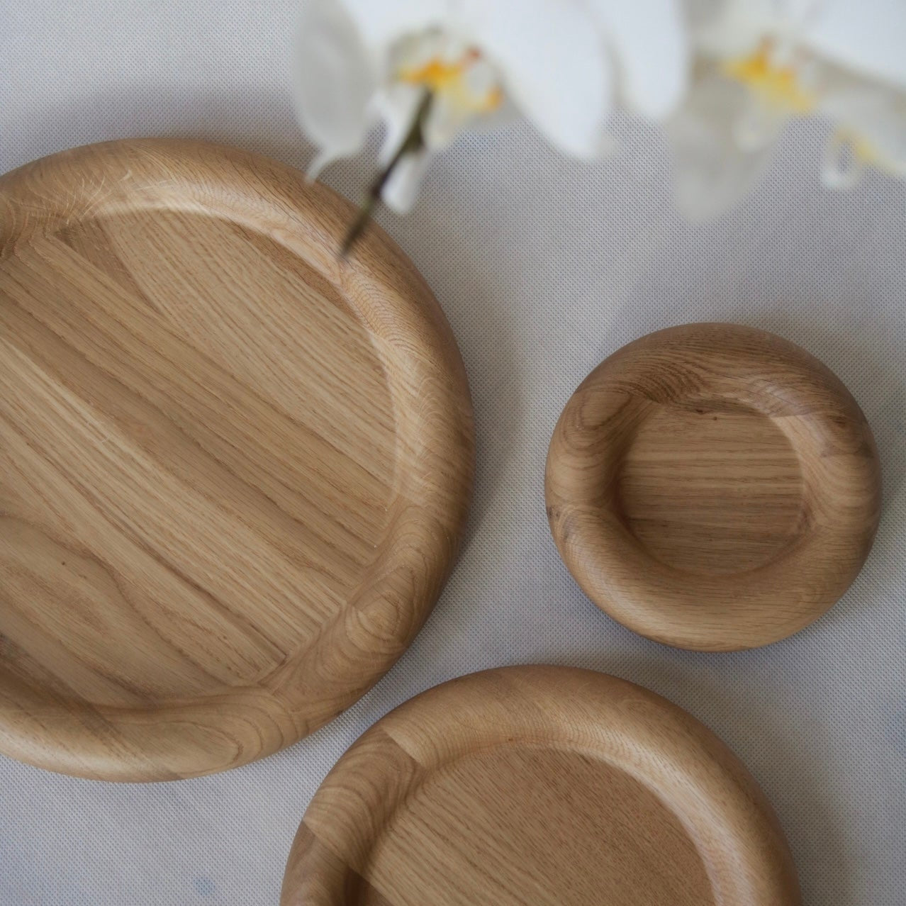 HOOLA – drewniana taca okrągła z litego drewna.