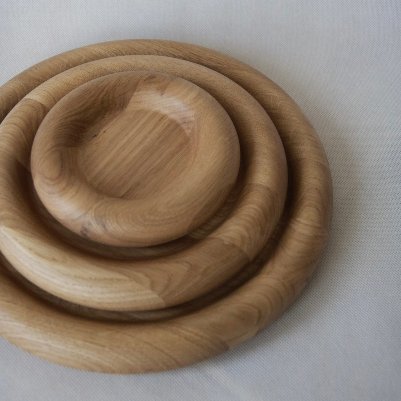 HOOLA – drewniana taca okrągła z litego drewna.