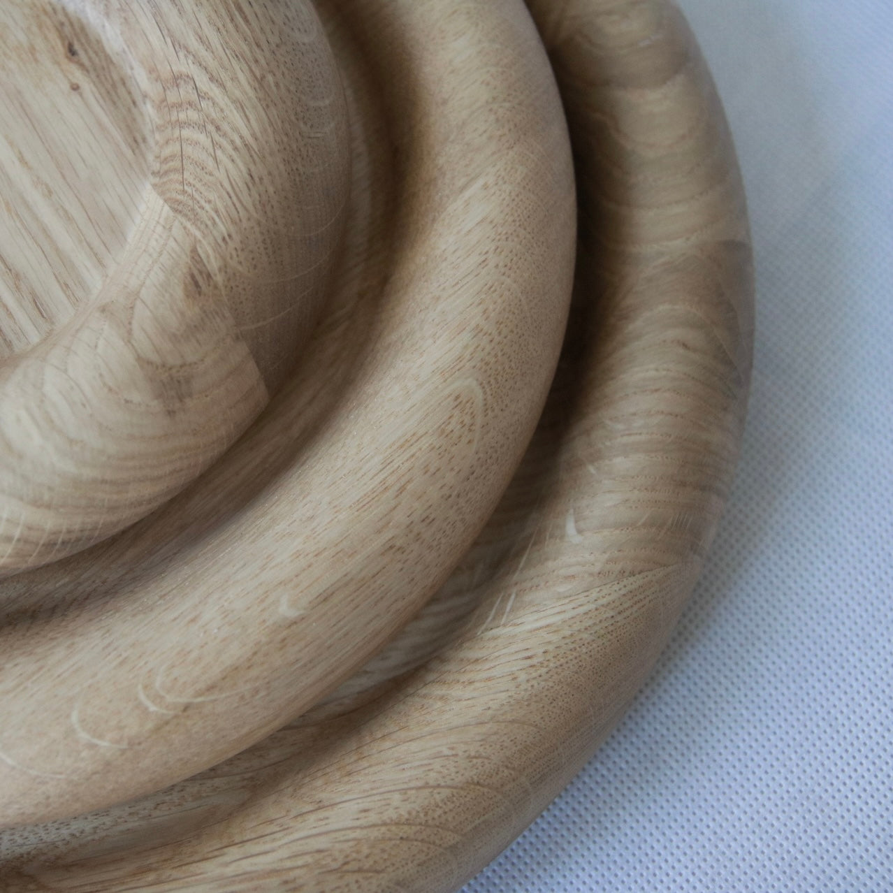 HOOLA – drewniana taca okrągła z litego drewna.