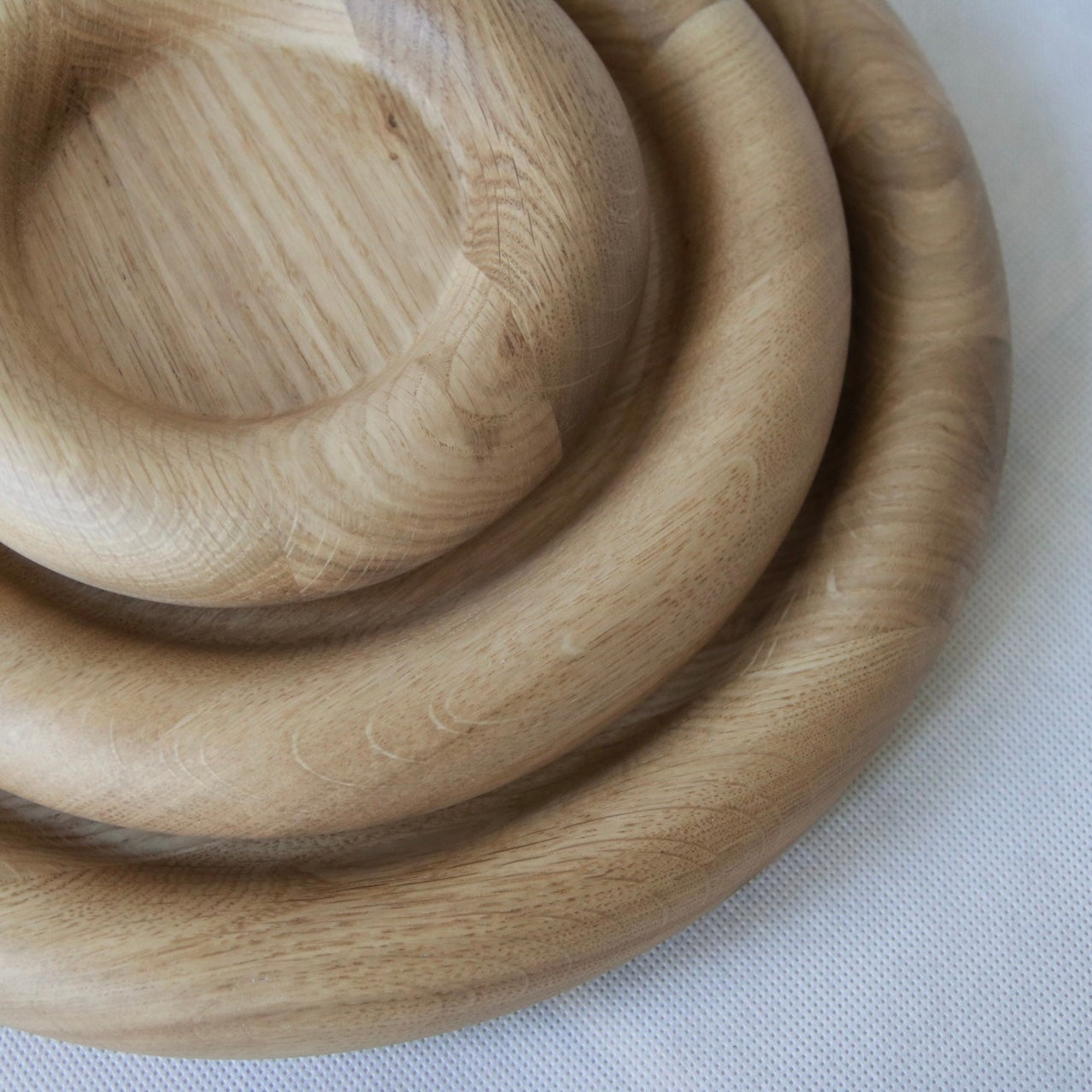 HOOLA – drewniana taca okrągła z litego drewna.