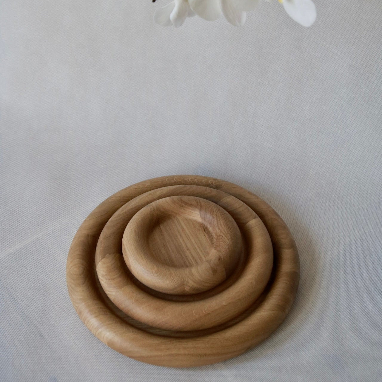 HOOLA – drewniana taca okrągła z litego drewna.