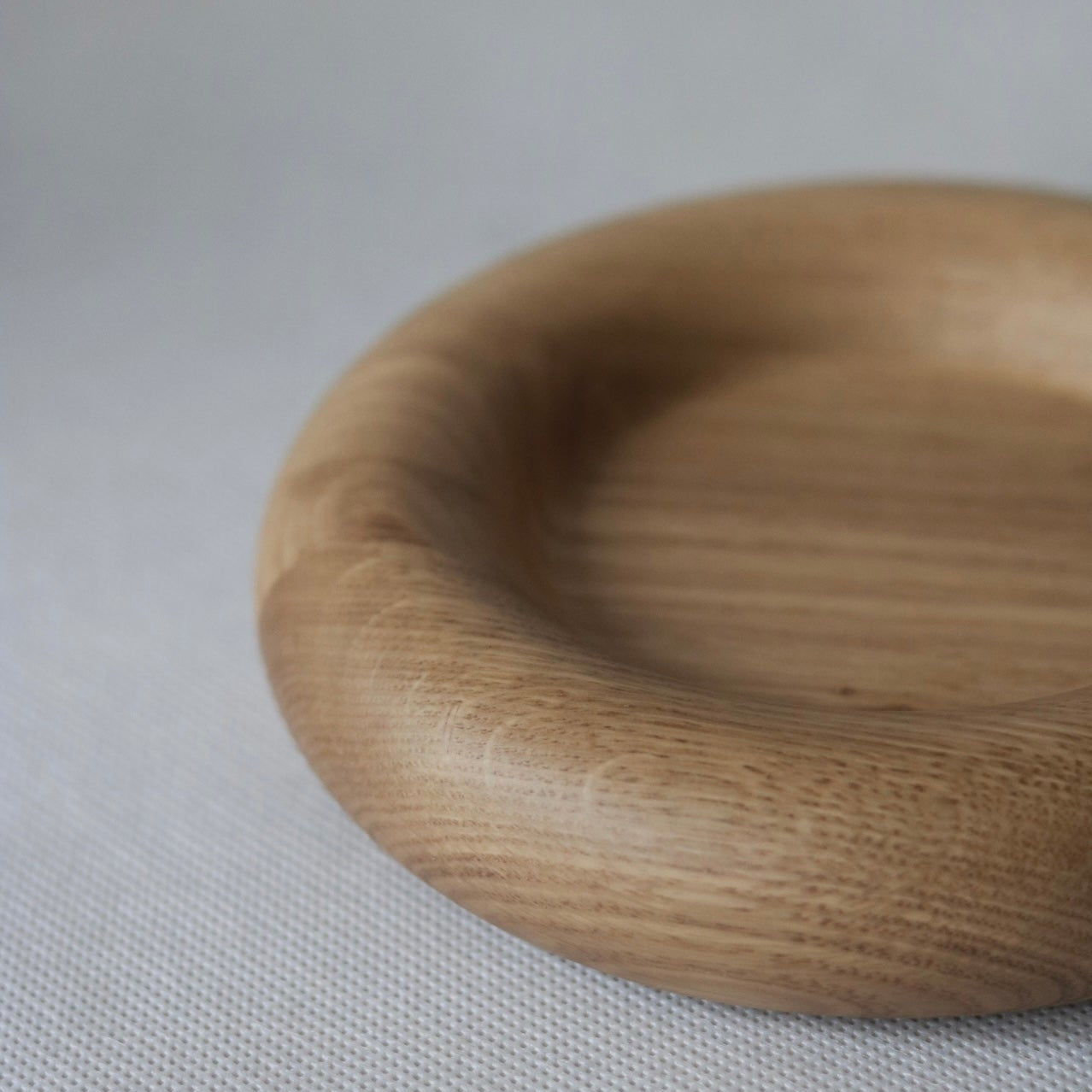 HOOLA – drewniana taca okrągła z litego drewna.