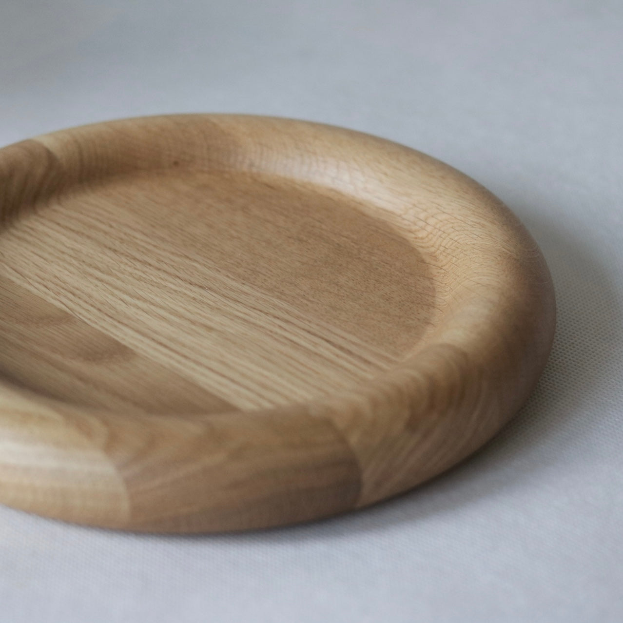 HOOLA – drewniana taca okrągła z litego drewna.