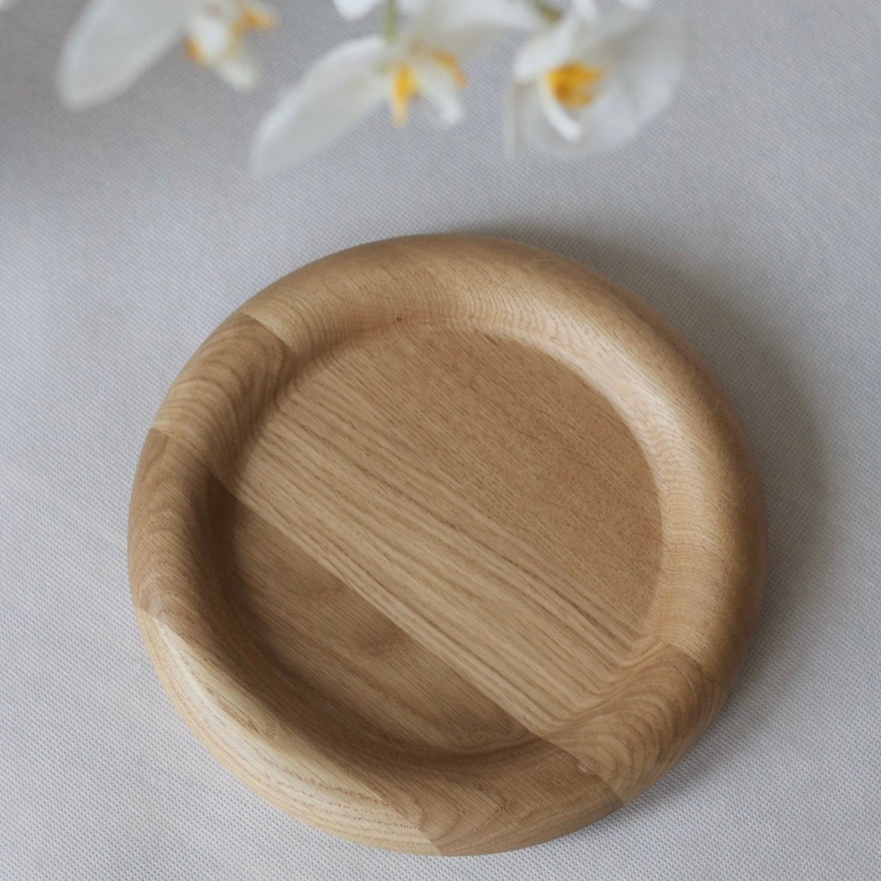 HOOLA – drewniana taca okrągła z litego drewna.